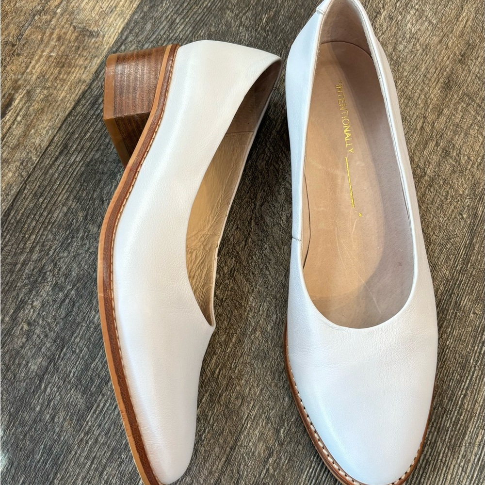Internationally blank leather shoes size 7